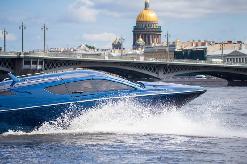 В Петербурге впервые показали катер "Сагарис" на подводных крыльях
